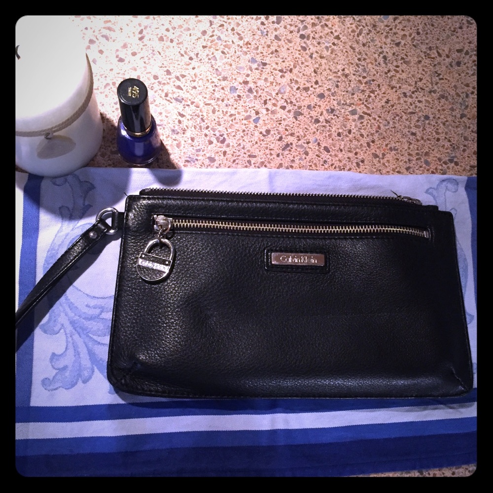 🔥 Calvin Klein Lambskin Pebbled Wristlet EUC